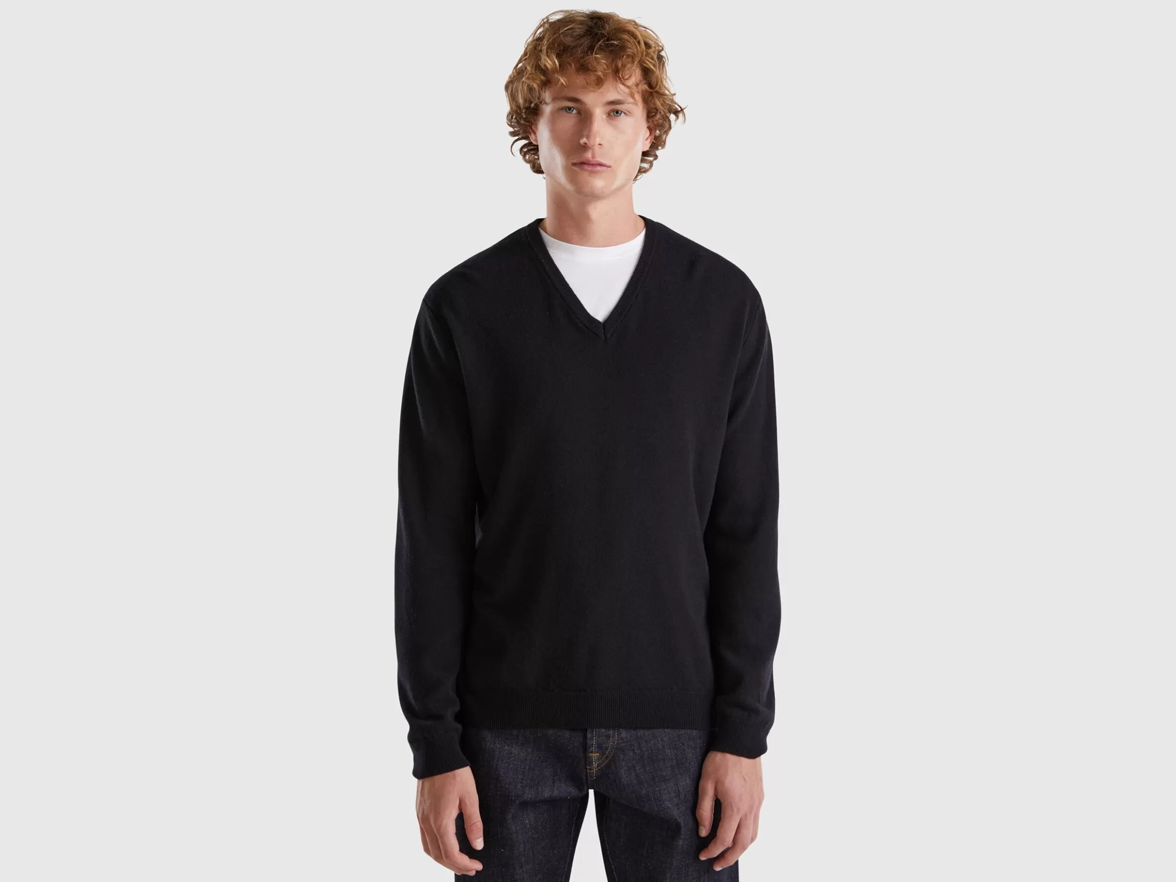 United Colors of Benetton V-neck sweater in pure Merino wool