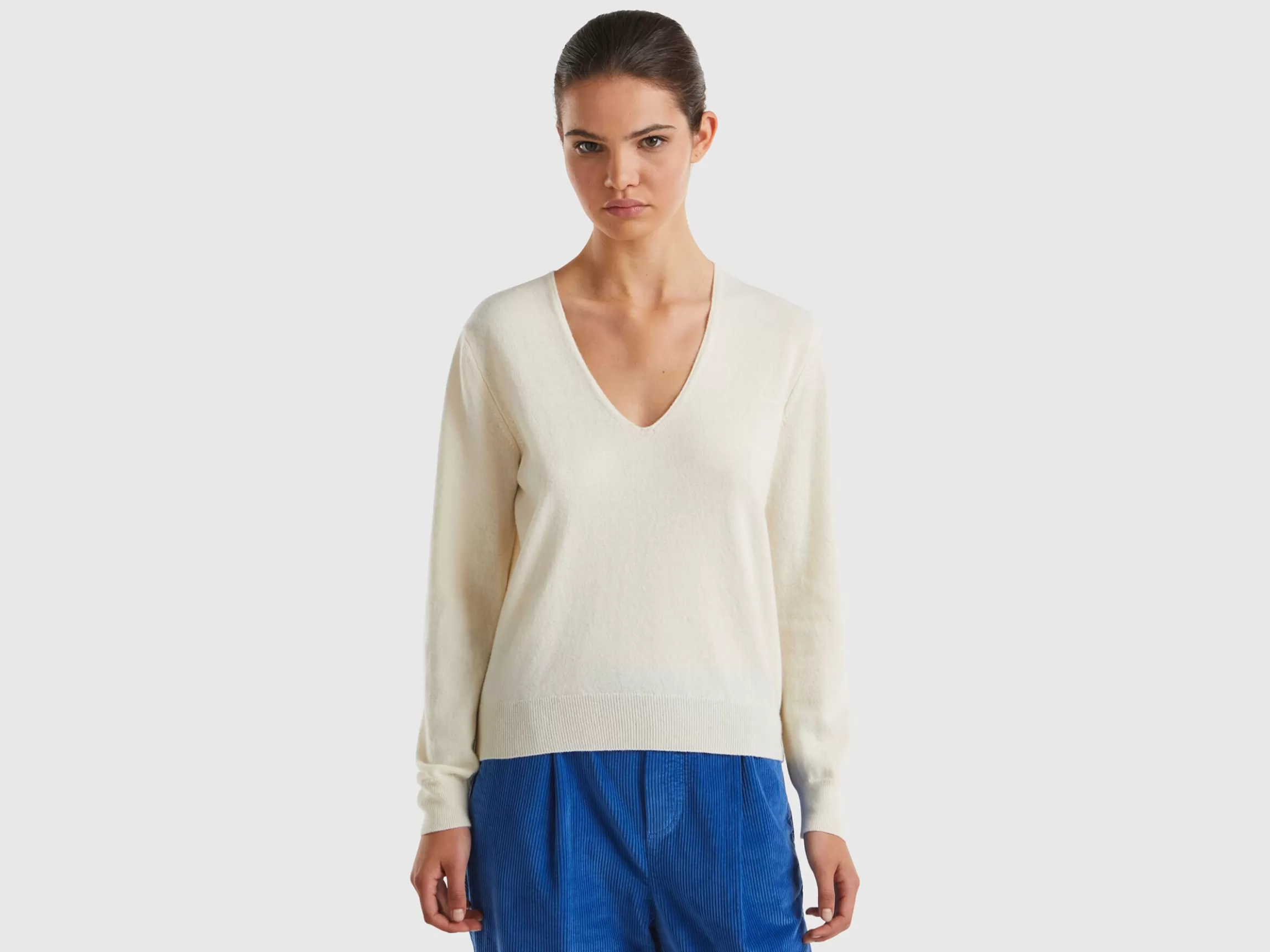 United Colors of Benetton Cream V-neck sweater in pure Merino wool