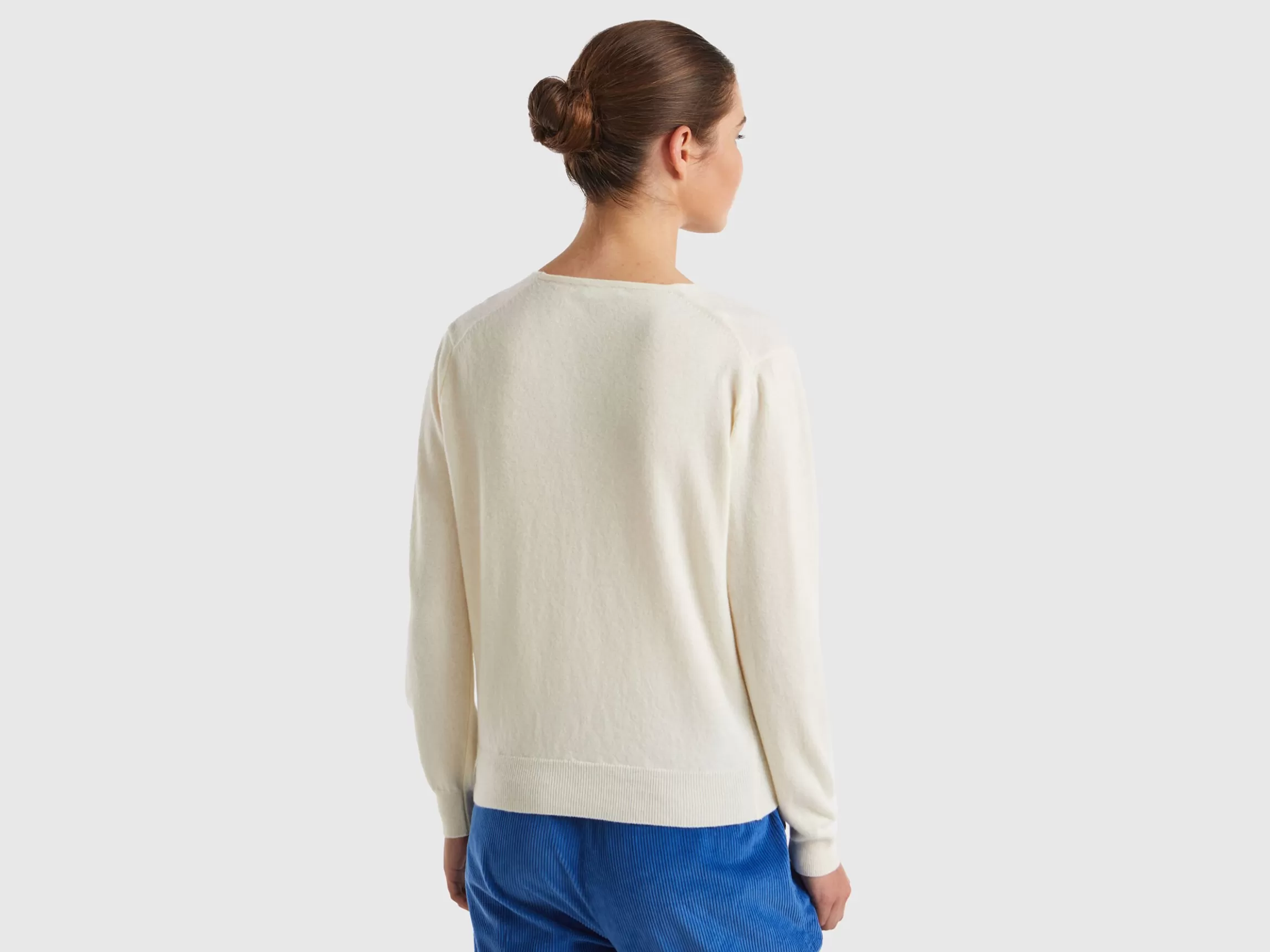 United Colors of Benetton Cream V-neck sweater in pure Merino wool