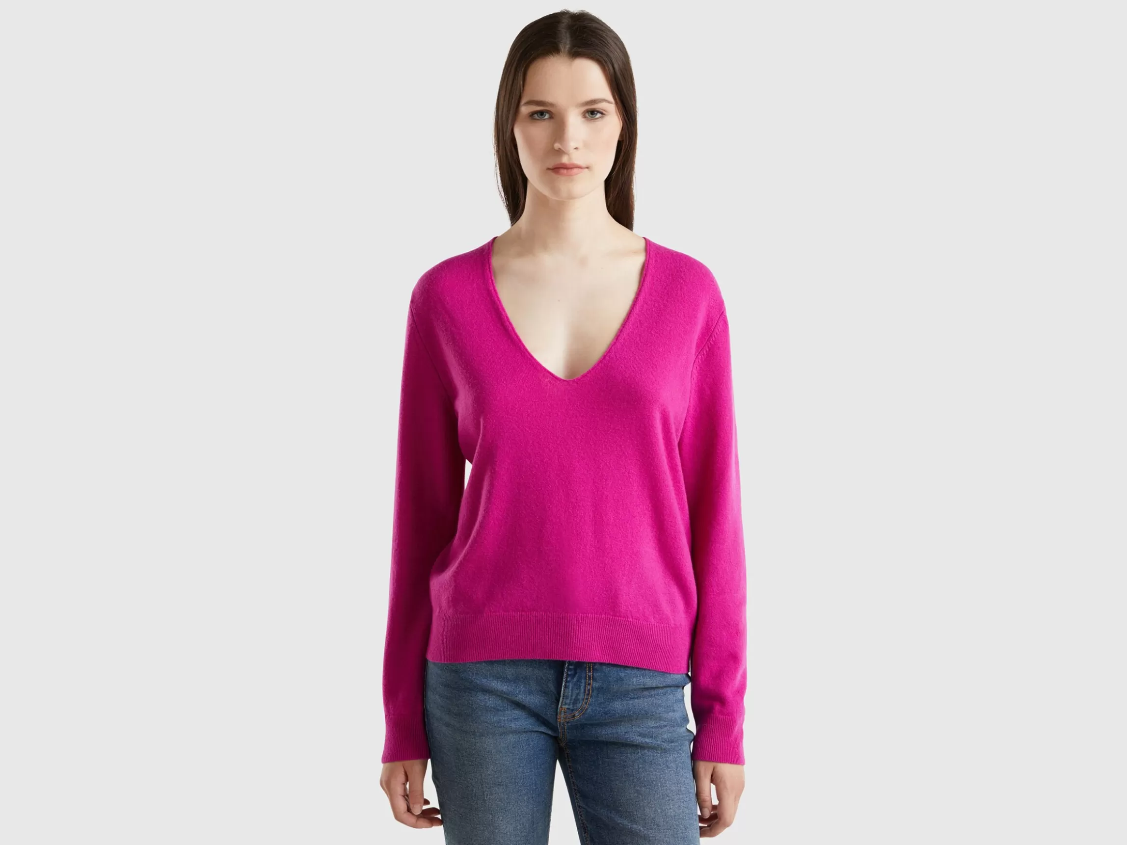 United Colors of Benetton Fuchsia V-neck sweater in pure Merino wool