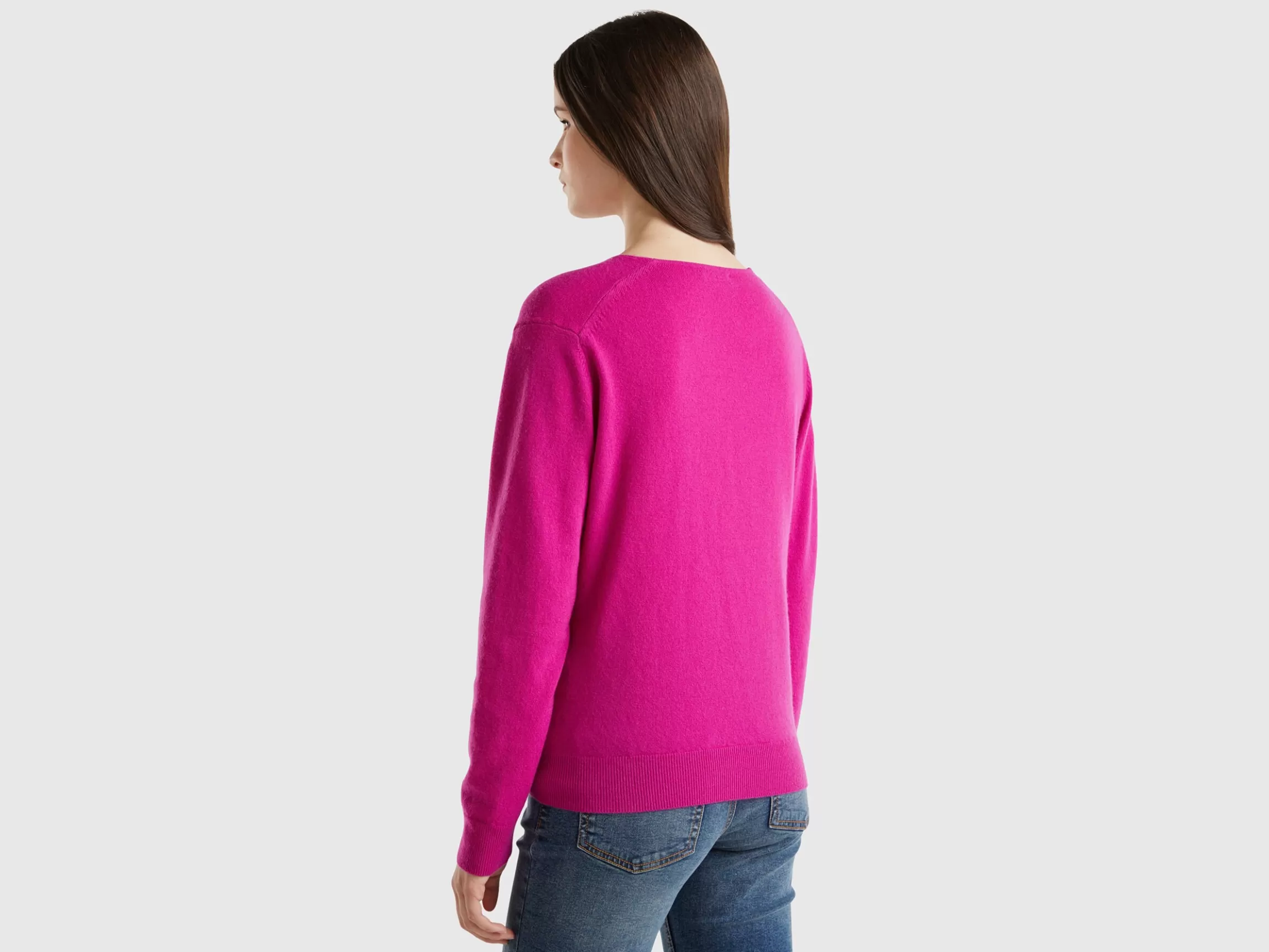 United Colors of Benetton Fuchsia V-neck sweater in pure Merino wool