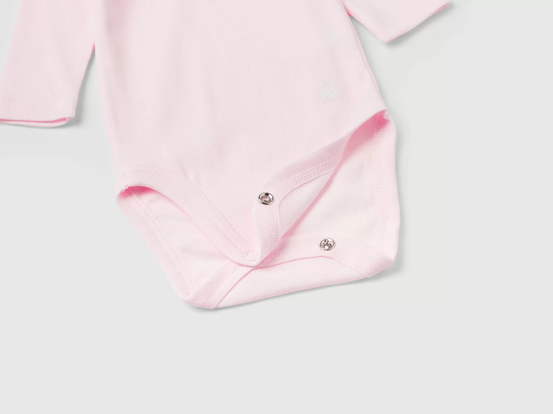 United Colors of Benetton Three solid color bodysuits in organic cotton