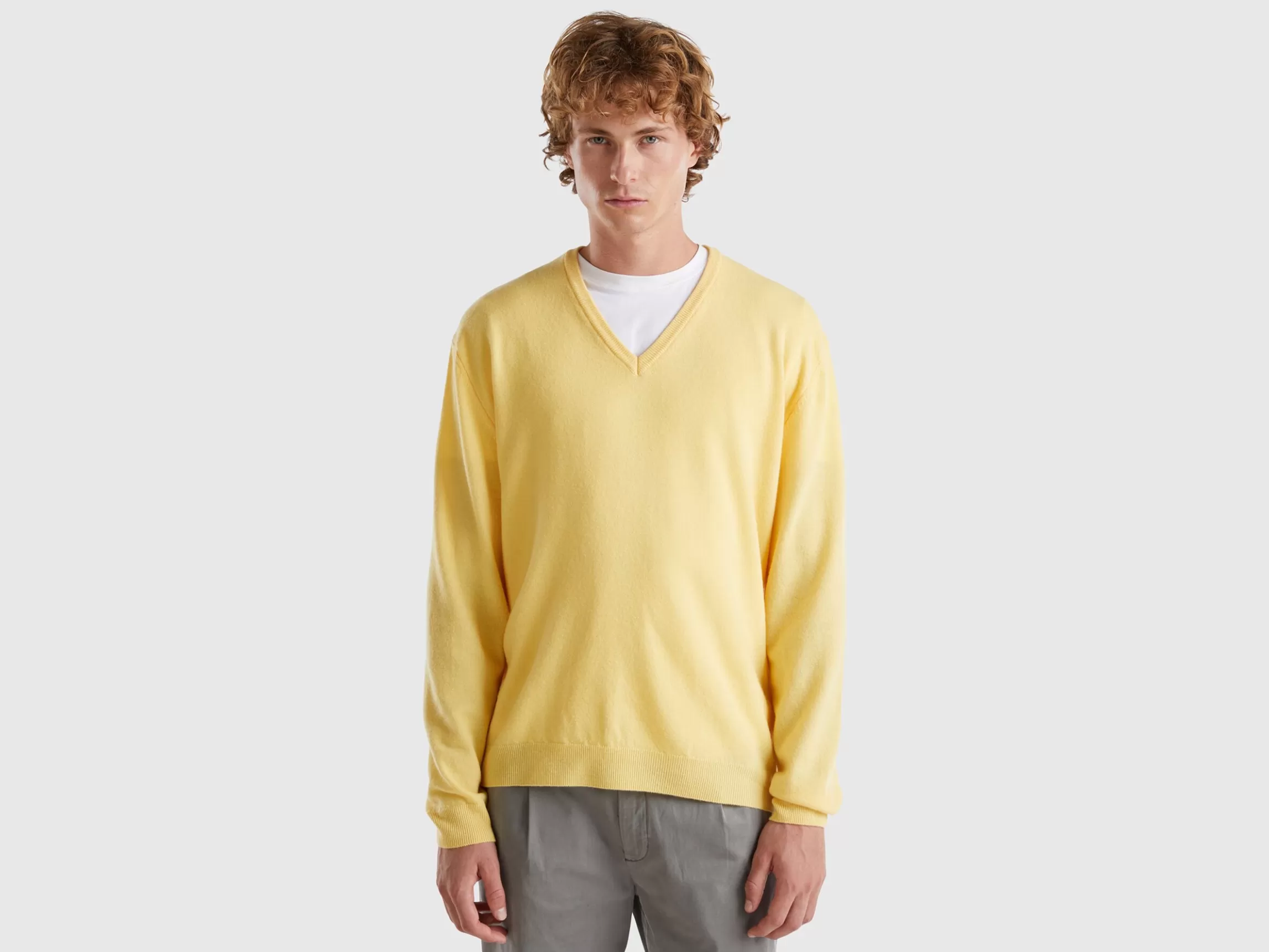 United Colors of Benetton V-neck sweater in pure Merino wool