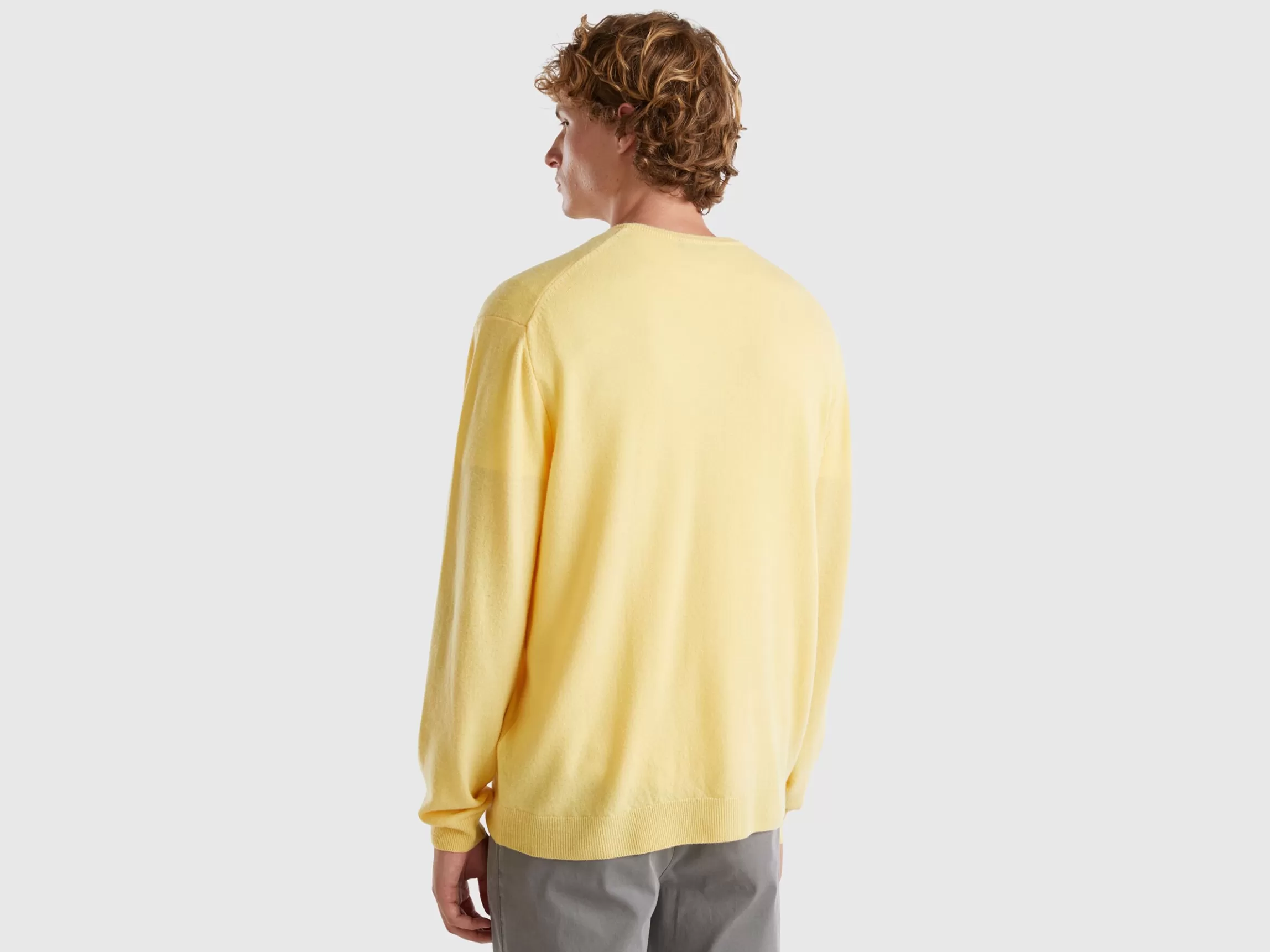 United Colors of Benetton V-neck sweater in pure Merino wool